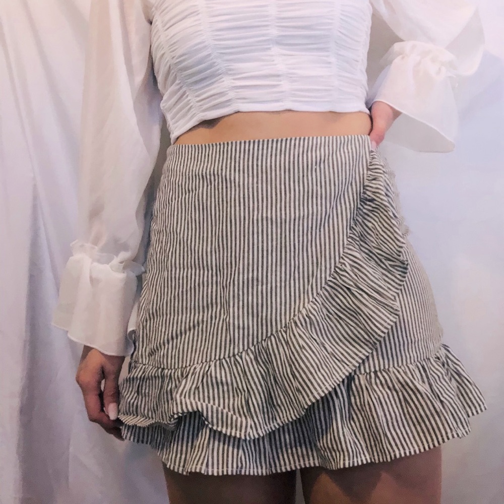 white/ gray stripped ruffle mini skirt